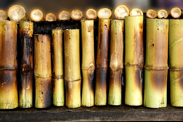 Thailändisches Dessert, Bambus am Feuer. — Stockfoto