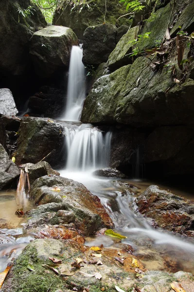 La piccola cascata e le rocce nella foresta, thailandia — Foto Stock