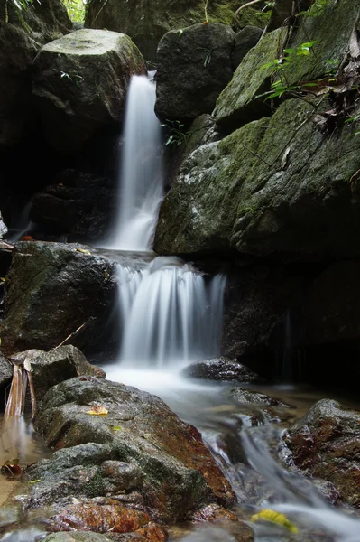 La petite cascade et les rochers dans la forêt, le thailand — Photo