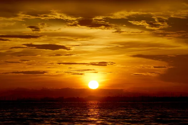 Coucher de soleil au bord du lac, Thaïlande . — Photo