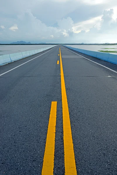 Lege weg en het verkeer lijnen. — Stockfoto