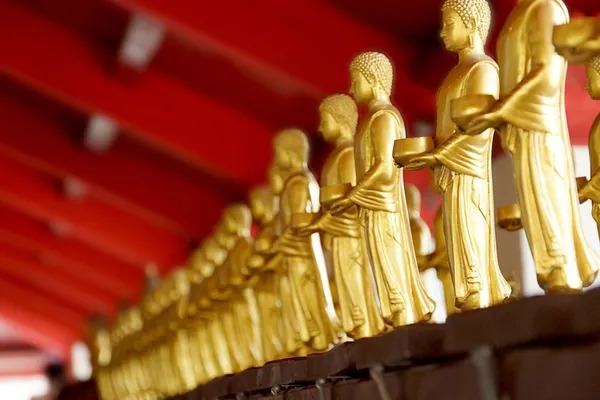 Řada stojící Buddhy — Stockfoto