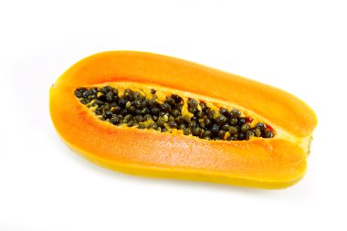 Beyaz arka plan üzerinde izole taze ve olgun papaya