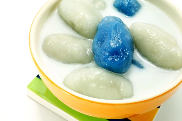 Dolci thailandesi ripieni di cocco e noci di cocco. Nel latte di cocco . — Foto Stock