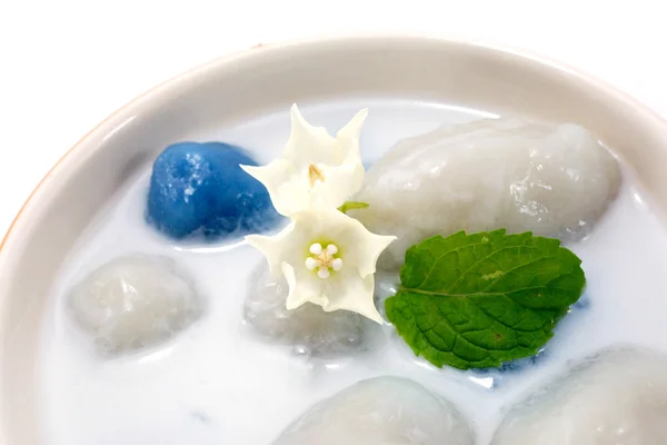 Dolci thailandesi ripieni di cocco e noci di cocco. Nel latte di cocco . — Foto Stock