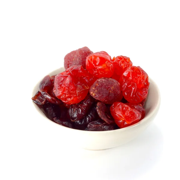 Сушені змішані ягоди на ізольованому білому тлі . — стокове фото