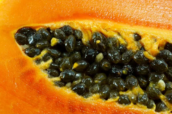 Papaya fresca y madura aislada sobre fondo blanco —  Fotos de Stock