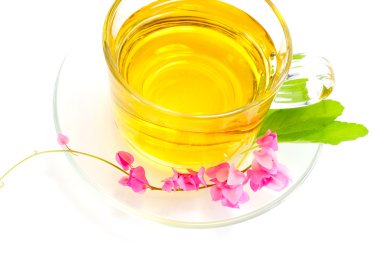 Reyhan çay beyaz zemin üzerine bal karışımı