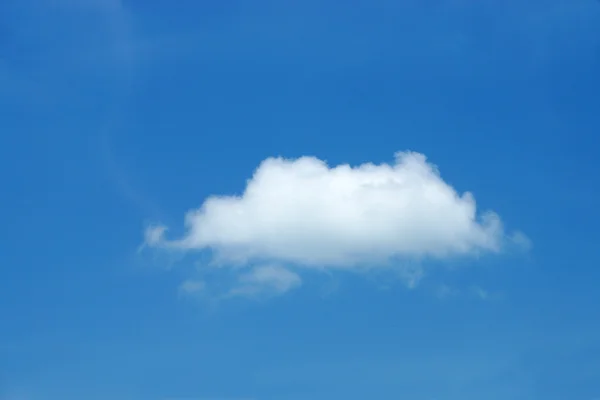 Fondo azul cielo con nubes blancas — Foto de Stock