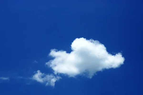 Fondo azul cielo con nubes blancas — Foto de Stock