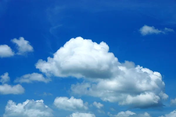 Fondo azul cielo con nubes blancas — Foto de Stock