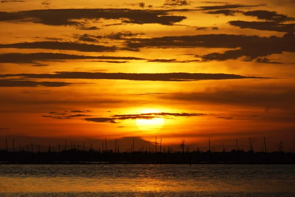 Pôr do sol no lago. — Fotografia de Stock