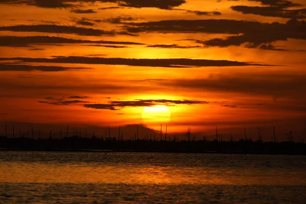 Zonsondergang aan het meer. — Stockfoto