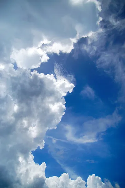 Cielo azul fondo con nubes — Foto de Stock