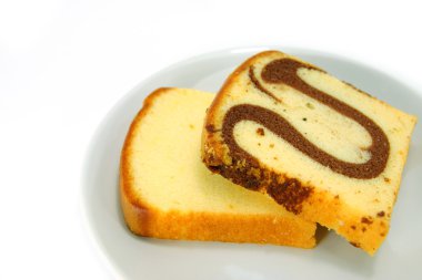 Beyaz arkaplanda izole edilmiş dilimlenmiş ekmek