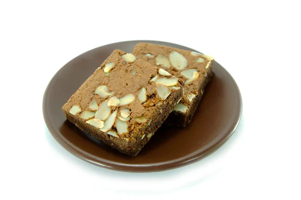 Pastel de chocolate con almendras sobre fondo blanco aislado — Foto de Stock