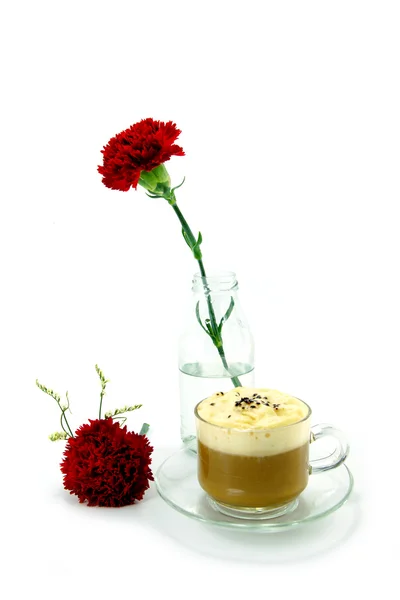 Prawdziwy brazylijski arabica kawa z bitą śmietaną i kwiat. — Zdjęcie stockowe