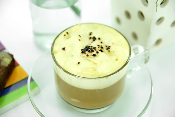 Echter brasilianischer Arabica-Kaffee mit Schlagsahne. — Stockfoto