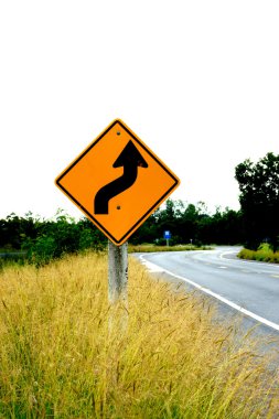 trafik işaretleri ve çim.