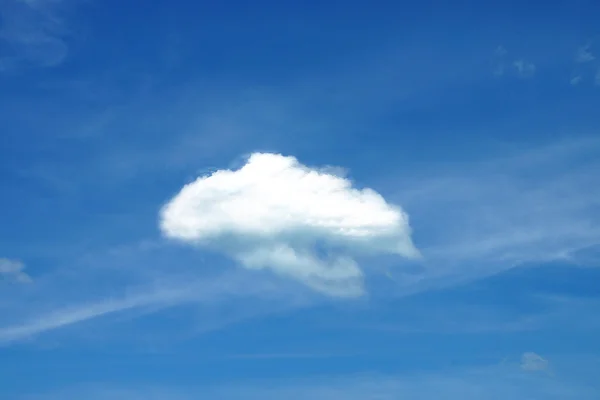 Fondo azul cielo con nubes blancas — Foto de Stock