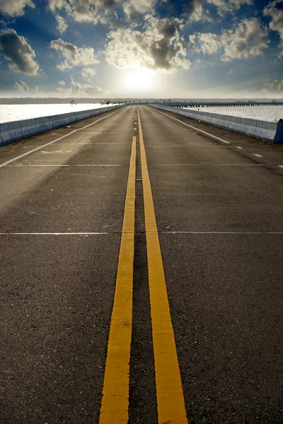 Empty road and the yellow traffic lines. — Stock Photo, Image