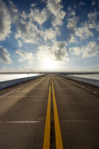 Carretera vacía y líneas de tráfico amarillas . —  Fotos de Stock