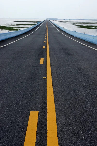 Strada vuota e le linee di traffico gialle . — Foto Stock