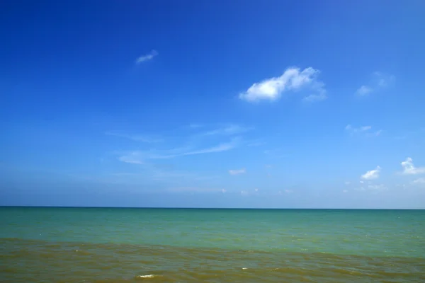 美しい空と青い海 — ストック写真