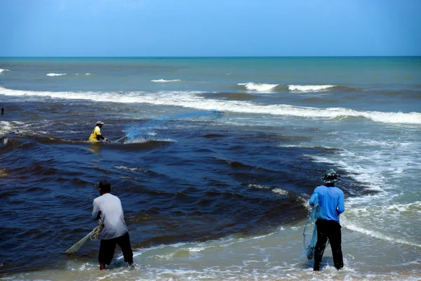 黒海排水中の漁師を鋳造. — ストック写真