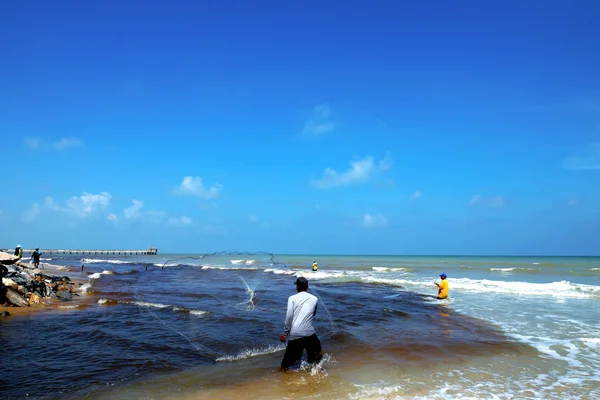 Casting pescatori nelle acque reflue del Mar Nero . — Foto Stock
