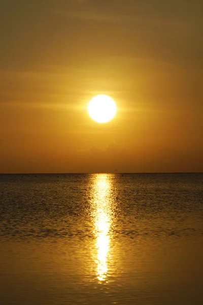 Hermosa puesta de sol en el lago — Foto de Stock