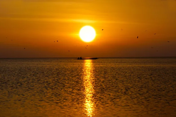 Nydelig solnedgang ved sjøen – stockfoto