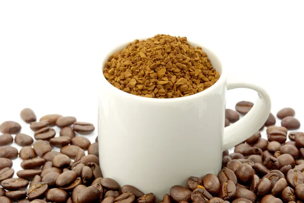 Geröstete Kaffeebohnen und Kaffeepulver — Stockfoto