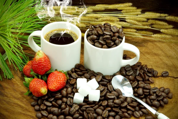 Frischer Kaffee und geröstete Kaffeebohnen — Stockfoto