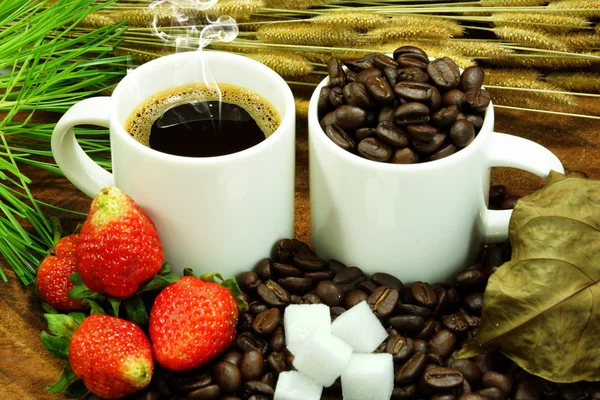 Nybryggt kaffe och rostade kaffebönor — Stockfoto