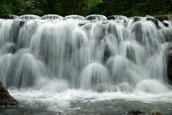 Petite cascade en saison des pluies — Photo