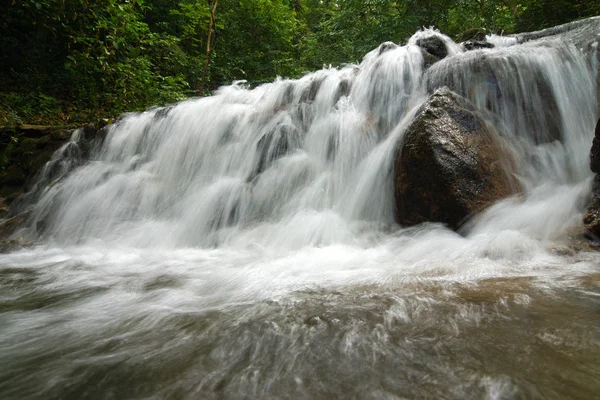 Kleine waterval in het regenseizoen — Stockfoto