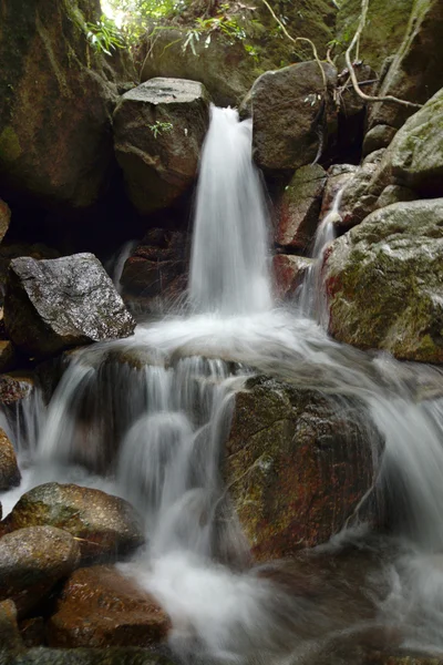 Kleine waterval in het regenseizoen — Stockfoto