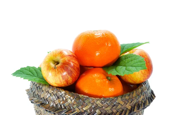 Sinaasappel, appel en persimmon in de mand van papyrus. — Stockfoto