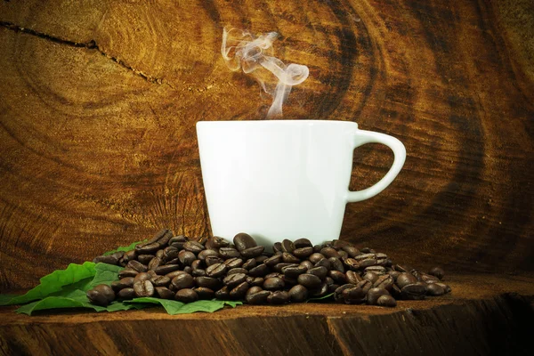 Coffee and beans on the wooden background. — Stock Photo, Image