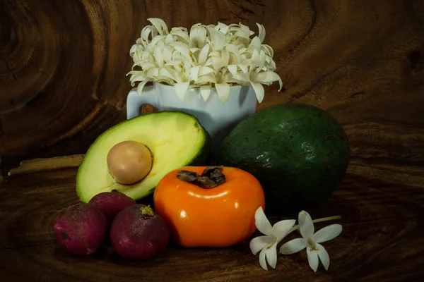 蔬菜和水果对木制背景. — 图库照片