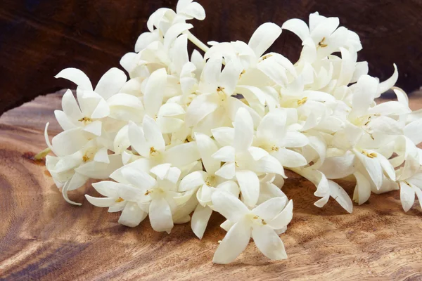 Flores brancas perfumadas em fundo de madeira . — Fotografia de Stock