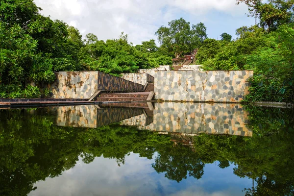 Antiguo edificio en Sitio Histórico en la montaña, sur de Tailandia —  Fotos de Stock