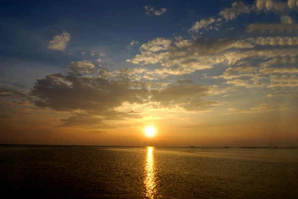 Zonsondergang boven het meer in de schemering. het zuiden van thailand — Stockfoto