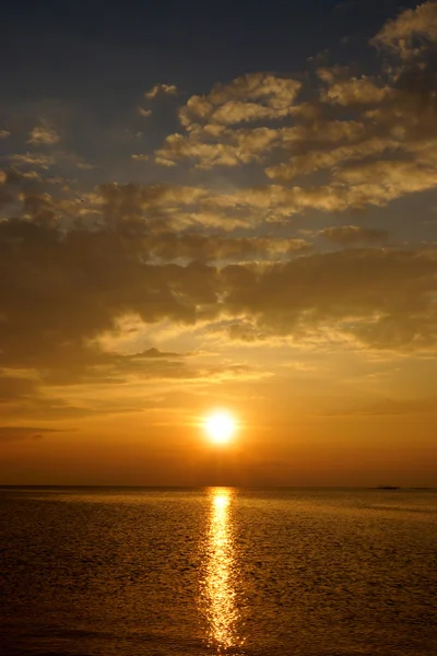 Západ slunce nad jezerem za soumraku. Jižní Thajsko — Stock fotografie