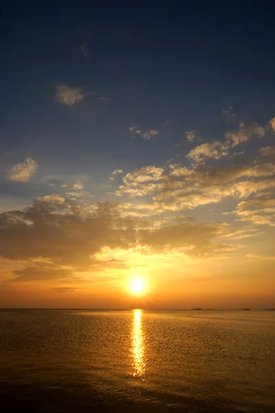 Puesta de sol sobre el lago al atardecer. El sur de Tailandia — Foto de Stock