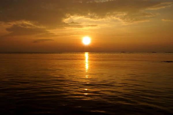 Alacakaranlıkta gün batımı göl üzerinde. Güney Tayland — Stok fotoğraf