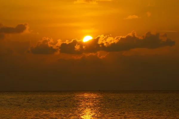 Solnedgang over innsjøen i skumringen. Sør for Thailand. – stockfoto