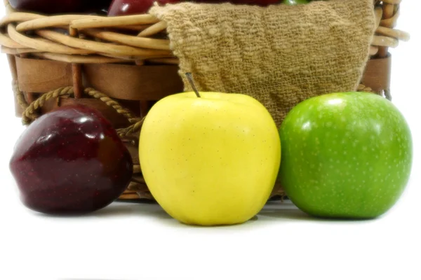 Appels in de mand op een witte achtergrond. — Stockfoto