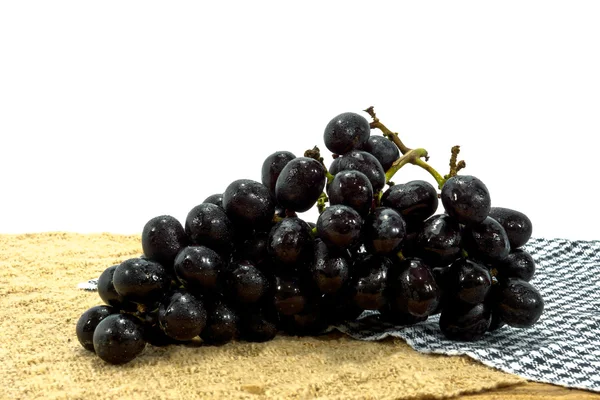 Mogna svarta druvor på trä — Stockfoto